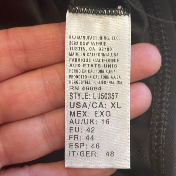 LUXE BY LISA VOGEL. BLACK BIKINI BOTTOM WITH ROUCHED SIDES. NEW - Picture 6 of 7